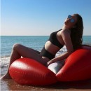L&egrave;vres rouge gonflable 137 x 144 cm pour piscine ou plage Torrente Toi